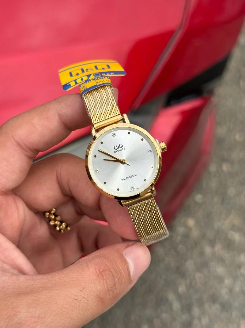 RELOJ Q&Q DORADO DE LUJO PARA MUJER  (QA497)