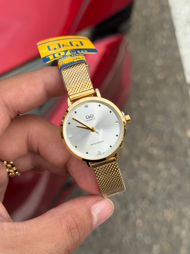RELOJ Q&Q DORADO DE LUJO PARA MUJER  (QA497)