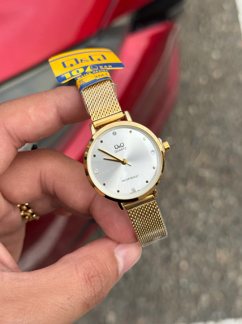 RELOJ Q&Q DORADO DE LUJO PARA MUJER  (QA497)