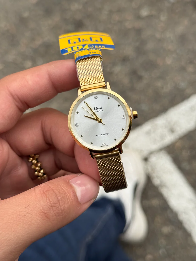 RELOJ Q&Q DORADO DE LUJO PARA MUJER  (QA497)